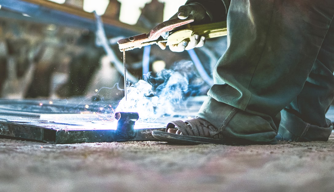 amazing-shot-of-a-man-welding-a-metal-structure-min