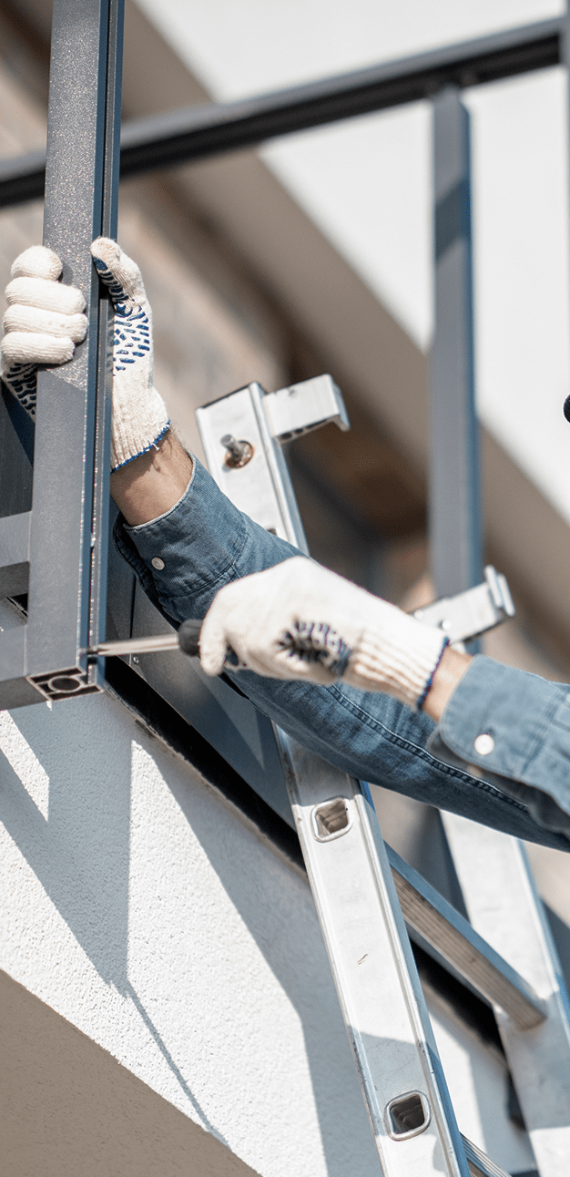 builder-mounting-balcony-fence-min